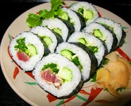 鰹のタタキ、大葉、にんにく等を巻いた、高知名物の巻き寿司です。