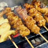 炭火で焼かれた こだわりの串焼き！！土佐はちきん地鶏や、土佐黒毛和牛、松山鶏、高知の地野菜、貝焼き等など、こだわりの炭火串焼きをお楽しみください。