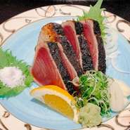 初ガツオ、戻りガツオ、スマガツオ、モンズマガツオなどなど、季節に応じて地物のカツオを提供しております。
※天候によっては、漁によってあがらない場合もございます。