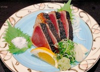 初ガツオ、戻りガツオ、スマガツオ、モンズマガツオなどなど、季節に応じて地物のカツオを提供しております。
※天候によっては、漁によってあがらない場合もございます。