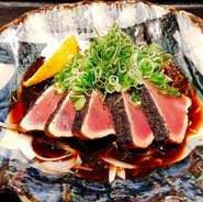 初ガツオ、戻りガツオ、スマガツオ、モンズマガツオなどなど、季節に応じて地物のカツオを提供しております。
※天候によっては、漁によってあがらない場合もございます。