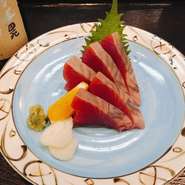 初ガツオ、戻りガツオ、スマガツオ、モンズマガツオなどなど、季節に応じて地物のカツオを提供しております。
※天候によっては、漁によってあがらない場合もございます。