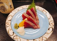 初ガツオ、戻りガツオ、スマガツオ、モンズマガツオなどなど、季節に応じて地物のカツオを提供しております。
※天候によっては、漁によってあがらない場合もございます。