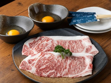 和牛が会話を弾ませる。ゆったりと過ごす二人の夜