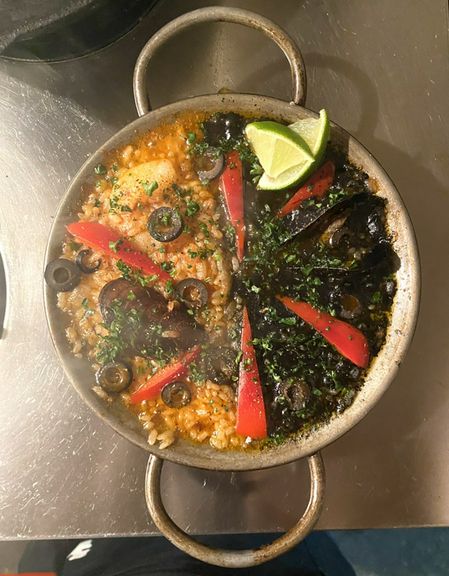 イカ墨と海鮮のハーフ&ハーフパエリア