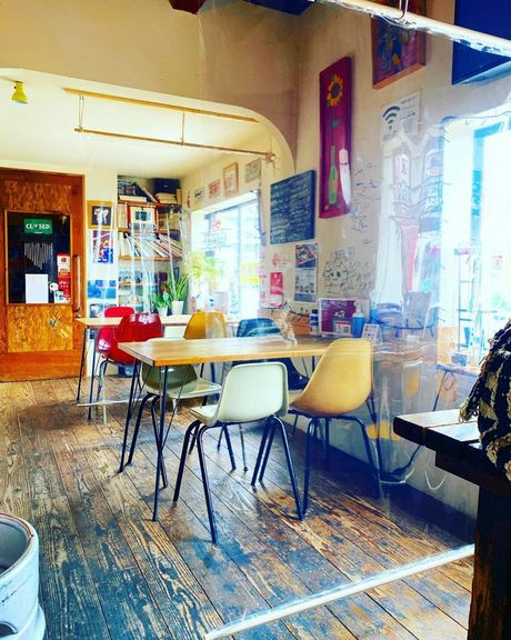 窓側のテーブル席は2〜4名様でご利用頂けます。