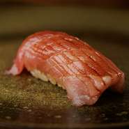【鮨　水魚】では、楽しいお食事のひとときをお過ごしいただく御膳をご用意いたしております。 お鮨を含めた和食懐石料理を二種とおまかせ鮨の二種でございます。