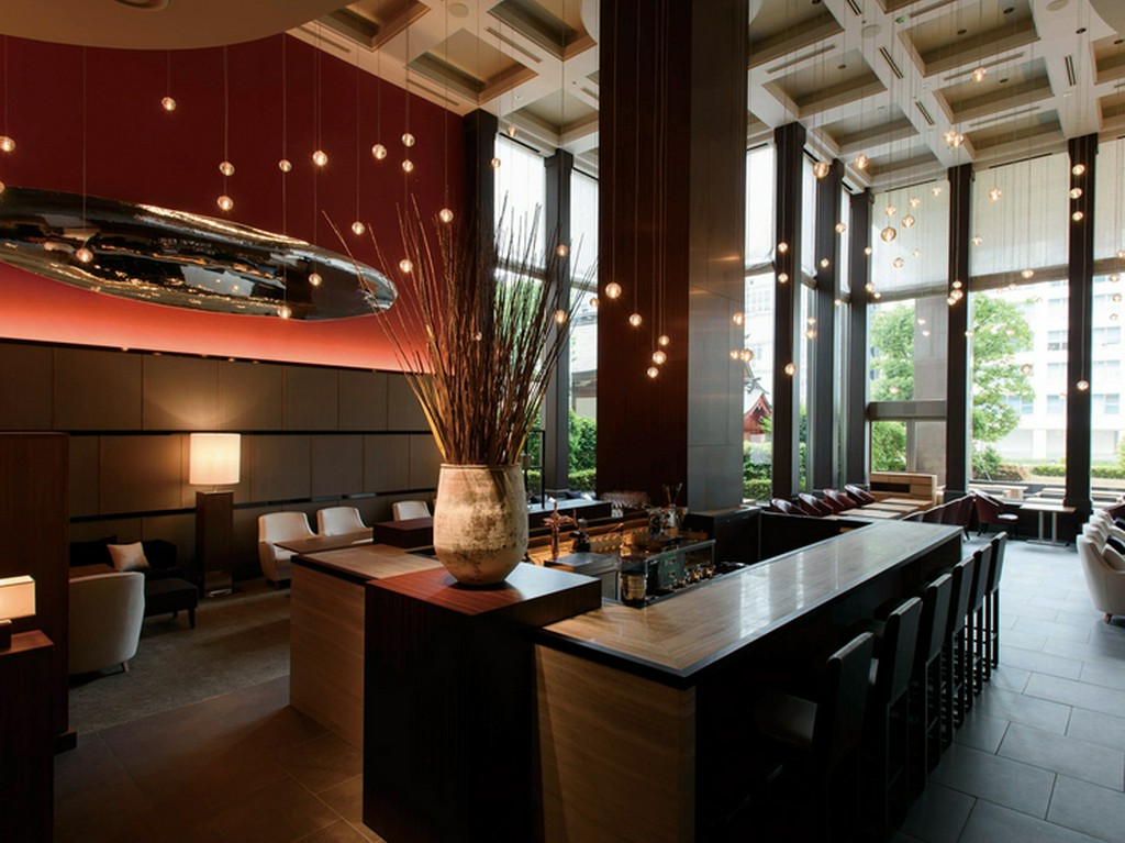 大きな窓と高い吹き抜けの開放的な空間