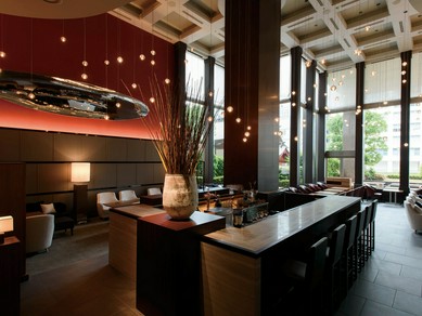 大きな窓と高い吹き抜けの開放的な空間