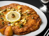 カリッと香ばしい衣と肉の旨味が堪能できる、迫力満点の仔牛肉のカツレツ。 サクッと軽やかな味わいで、ホテル醸造のクラフトビールとの相性も抜群。