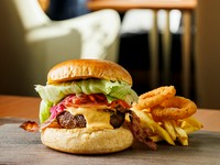 専用のバンズにボリュームたっぷりのビーフパティやトマト、キャロットラペなどお好みの順番で具材をはさんでお召し上がりください。