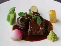 アイテム少なめでデザートまでお楽しみいただけるコースです。
メインは「魚料理」または「牛肉の赤ワイン煮 ブルゴーニュ風　マッシュポテトと季節の温野菜添え」からお選びいただけます。