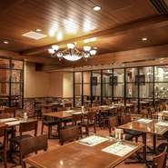 ホテル地下の醸造所で造る鮮度にこだわったクラフトビールとピザ窯で焼き上げる熱々のピザ、ビールに合うアラカルトをお楽しみいただけます。