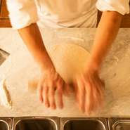 生地にビールとビール酵母を入れ、外はパリッと中はモチモチに仕上げるミラノ風ピッツァです。最高450℃のピザ窯に入れ、短時間で焼き上げます。焼きたて熱々をお楽しみください。