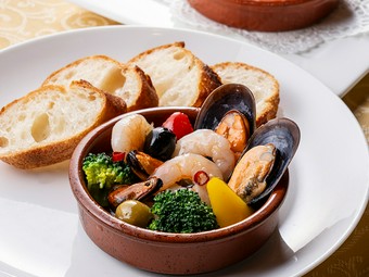 海老と野菜のアヒージョ