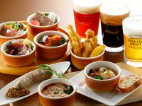 8種類のタパス（小皿料理）がお楽しみいただけます。内容はシェフにおまかせ。季節によっても異なります。
・タパスセット　3,500円
・タパスドリンクセット　4,200円
　※タパスセット+博多ドラフト 1パイント1杯