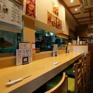 名物『さば桜燻製』に、天然の鮮魚・旬の料理…。和の逸品を気兼ねなく味わえるお店の特等席の【カウンター席】で、調理歴35年以上の大将の熟練技と調理風景を見ながら旬を満喫できるひとり飲みはいかがですか？