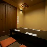 店内には4名利用可能な個室も完備。プライベートな場面でも利用できます。予約限定の料理や、冬季のみ提供となる鍋料理もあり。鍋は3営業日前までの予約制のため、食べたい方はお店まで確認を。