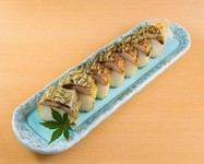 さば桜燻製をおぼろ昆布で巻いた当店オリジナルのさば寿司です。
　ご家族にも喜ばれる当店名物さば棒寿司をおみやげにどうぞ。