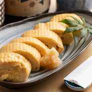 福岡県朝倉のブランド卵「輝黄卵」を使った“だしまき”。味付けは一番だしと醤油のみ、後は焼きの技術で纏め上げるシンプルな逸品です。たっぷりだしを含んでいるため、ふんわりジュワッとした食感が特徴です。