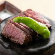 九州産黒毛和牛の赤身肉を溶岩石で焼き上げた一品。低温でじっくりと熱を加えることで、水分を損なうことなく、ふっくら柔らかく焼き上がります。味付けは塩・特製のタレで賞味あれ。