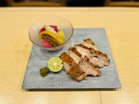 高タンパク・低脂肪で旨味の強い阿波尾鶏を塩だけで香ばしく焼きあげました。赤みがかった肉色とほどよい歯ごたえが，特徴です。
