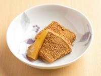 お食事の締めくくりにもイチオシの甘味。波照間産黒糖と特上わらび粉を練り込み、深煎り黒須きなこをまぶした贅沢な逸品です。お土産用の『黒糖わらびもち』もございます。