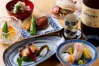 旬のお造りに、季節楽しむお料理2品、さらに当店名物の桜スモークさば棒寿司まで堪能できる贅沢なコースです。
・季節の前菜5種
・お造り盛り合わせ
・季節のお料理2品
・桜スモークさば棒寿司・汁
・自家製デザート