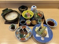 月替わりのメイン料理2皿に、旬菜小鉢3品、お刺身、季節野菜のミニサラダと茶碗蒸しが入ったお得なお昼の御膳です。