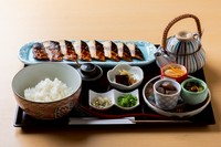 ・旬菜小鉢3種
・さば桜燻製
・特製さば茶漬け出汁
・薬味（削り昆布、きざみ葱）
・白ごはん
・自家製漬け物
※白ごはんおかわり1膳サービス
