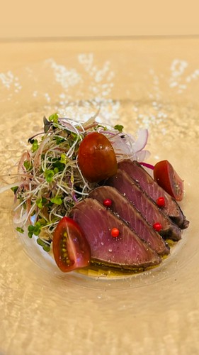 赤ワイン漬け鰹コンフィ