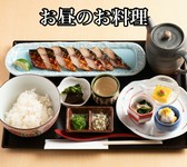 特に脂の乗った大型のノルウェーさばを使用し、短時間の熱燻で旨味を凝縮した、当店自慢の一品です。