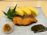 桜の香り豊かなさば燻製と、西京味噌に漬け込んだ銀鮭の西京焼きを贅沢に盛り合わせた御膳です。
