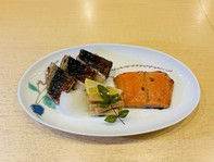 桜の香り豊かなさば燻製と、西京味噌に漬け込んだ銀鮭の西京焼きを贅沢に盛り合わせた御膳です。
