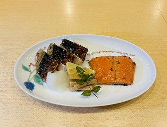桜の香り豊かなさば燻製と、西京味噌に漬け込んだ銀鮭の西京焼きを贅沢に盛り合わせた御膳です。

