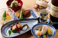 旬のお造りに季節楽しむお料理2品、さらに当店名物の桜スモークさば棒寿司まで堪能できる贅沢なコースです
