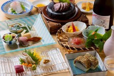 厳選した九州産黒毛和牛と、香り豊かな桜スモークさば棒寿司を楽しめる特別なコースです。