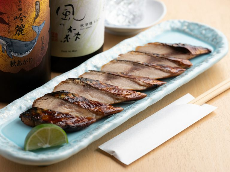 和酒・洋酒と相性抜群。お店名物『さば桜燻製』