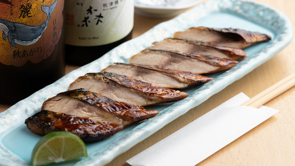 和酒・洋酒と相性抜群。お店名物『さば桜燻製』