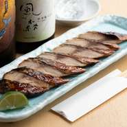 短時間の燻製で旨みをギュッと閉じ込めた、お店名物の『さば桜燻製』。初めて来店されたゲストにもおすすめしているという、まさに“自慢の逸品”。和酒はもちろん、洋酒のパートナーとしても楽しめます。