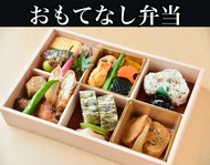 当店オリジナル！人気の2品！「桜スモーク鯖棒寿司」と「黒糖わらび餅」入り。
　その他にも四季折々の食材を使った手作りのお料理が12種類以上入ります。(季節によって料理内容が変わります) 