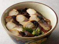 特に脂の乗った大型のノルウェーさばを使用し、国産原料100%の瀬戸内の赤藻塩で仕上げました。短時間の熱燻で旨味を凝縮した、当店自慢の一品です。　
