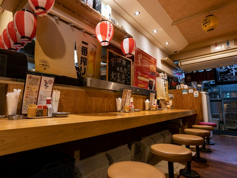 二人の距離が縮まるカウンター席は、カジュアルデートにも!