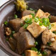 博多周辺では「ダルム」と呼ばれる豚の小腸、いわゆる白モツを、泡盛を使った丁寧な下処理で臭みなく仕上げた一品。九州特有のちょっと甘めの合わせ味噌で煮込んであり、こっくり深い味わいです。