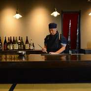 カウンター席に座ることで、料理人との会話を楽しみながら食事ができます。自分で食材を焼きながら、自分好みに仕上げられる至福。もちろん、焼き方など料理人からアドバイスも受けられます。