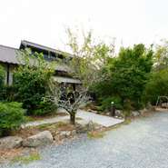 歴史と自然に囲まれた場所に【山蔵】はあるので、都会の喧騒から離れたい方にぴったりです。古代の歴史を感じさせる大宰府の名所も点在しており、文化的な要素も感じられます。