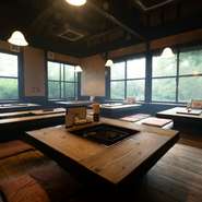 囲炉裏のある店内は、昔ながらの日本の風情を感じさせる雰囲気が漂います。囲炉裏を囲んで料理や会話を楽しみ、リラックスしながら心豊かな時間を過ごすことができるでしょう。