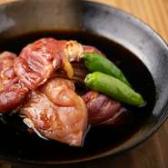 タレの濃厚な風味が、地鶏の旨みを引き出します。炭火の焼き台を使いながら、外は香ばしく中はジューシーに。タレを何度も絡めながら焼くことで、鶏肉の内側までしっかりタレが染み込みます。
※（塩）もあります。