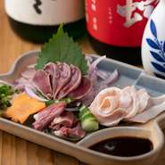 コリコリとした歯触りが特徴的な「砂ずり」。しっとりと柔らかな肉質の「ムネ」。濃厚でコクのある「ハツ」。これらの部位が見た目にも美しく一皿に盛付けられており、鶏肉のおいしさを再発見できる一品です。