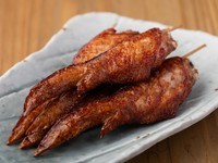 秘伝の味付けをした手羽先を高温の油で一気に素揚げ。【炭焼地鶏　山蔵】のみが提供できる職人技が光る極上の一品。
1本220円／5本990円